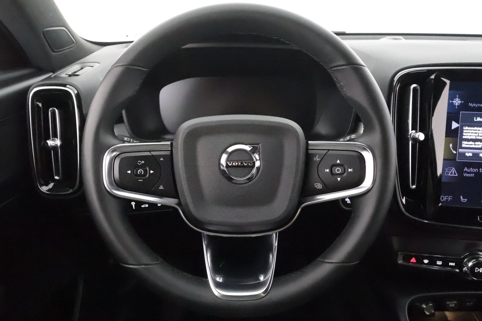 Volvo XC40 2023 T5 TwE Plus Bright aut * Pilot assist / Lisälämmitin / Muistipenkki / Koukku / Keyless / P.kamera / Apple&Android* - 1.Om Suomi-auto / Kahdet Renkaat / 2x Lataus / Kahdet Renkaat - HULLUT AVAJAISHULINAT KORKOTARJOUS 3,29 %