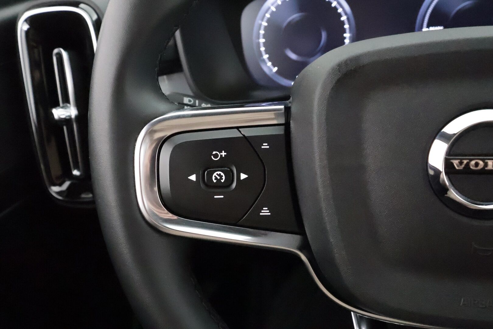 Volvo XC40 2023 T5 TwE Plus Bright aut. - 1-om | Suomi-auto | Pilot assist / Lisälämmitin / Muistipenkki / Koukku / Keyless / P.kamera / Apple&Android