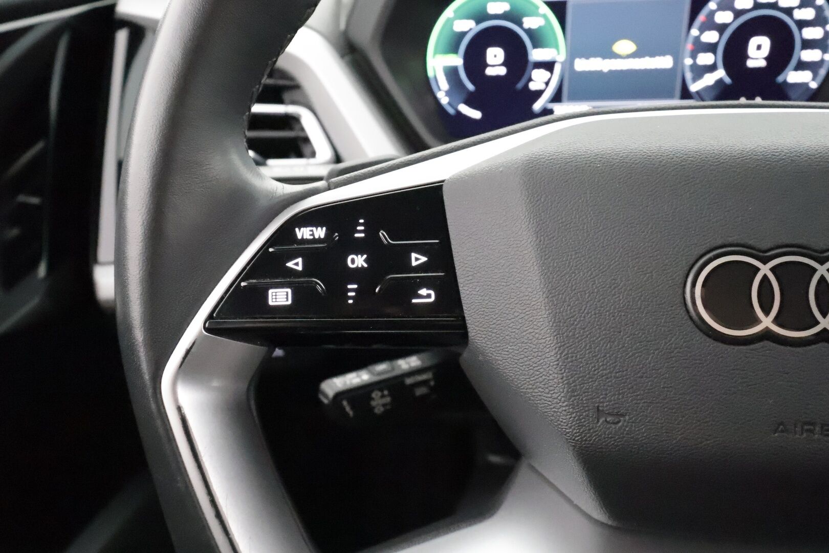 Audi Q4 e-tron 2023 35 e-tron - 1.Om Suomi-auto | Kahdet OEM vanteet  | Seuraava katsastus 04/2028 | ACC | ILP | Kamera | Sporttipenkit | LED | Apple&Android | 3-Alueinen ilmastointi