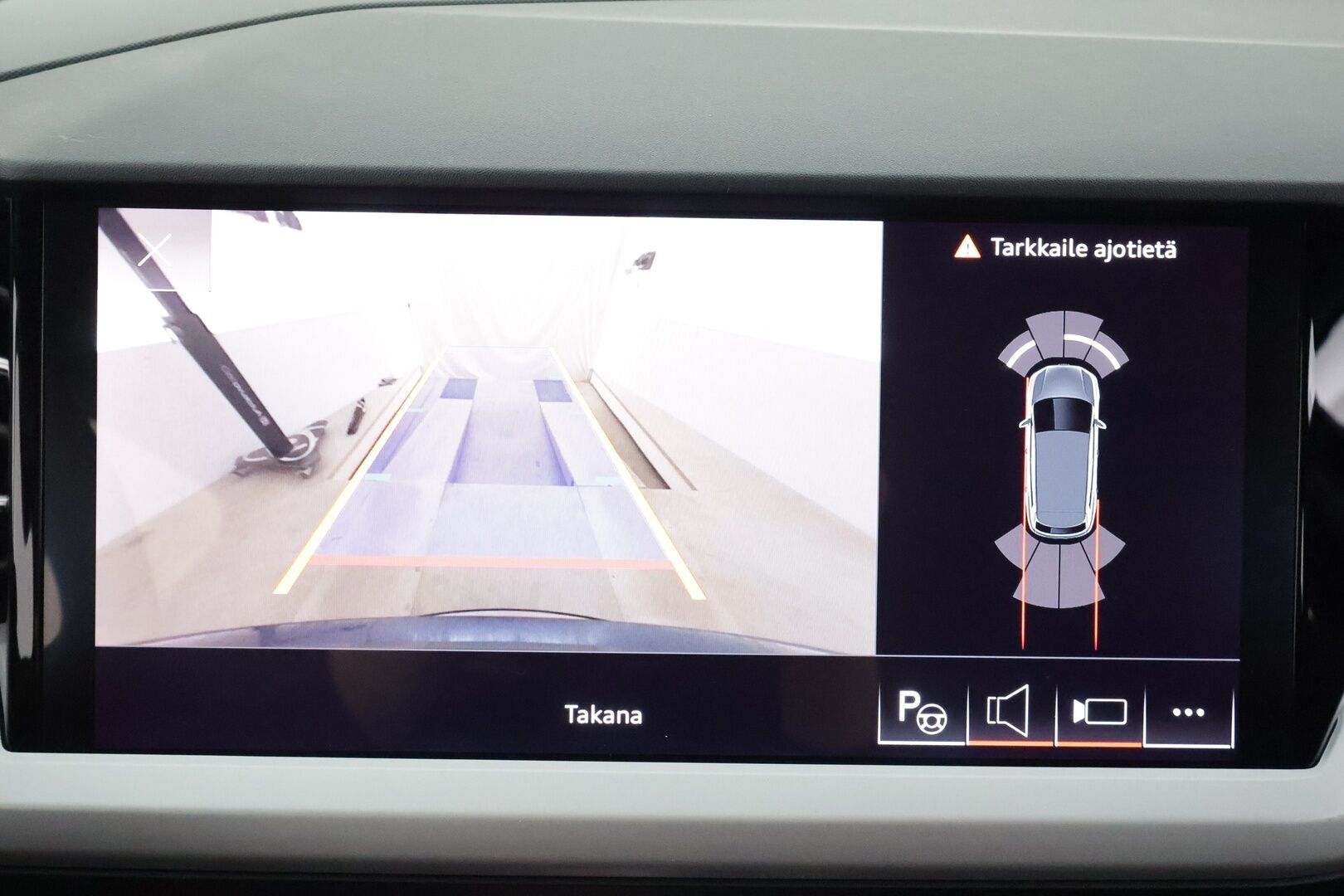 Audi Q4 e-tron 2023 35 e-tron - 1.Om Suomi-auto | Kahdet OEM vanteet  | Seuraava katsastus 04/2028 | ACC | ILP | Kamera | Sporttipenkit | LED | Apple&Android | 3-Alueinen ilmastointi