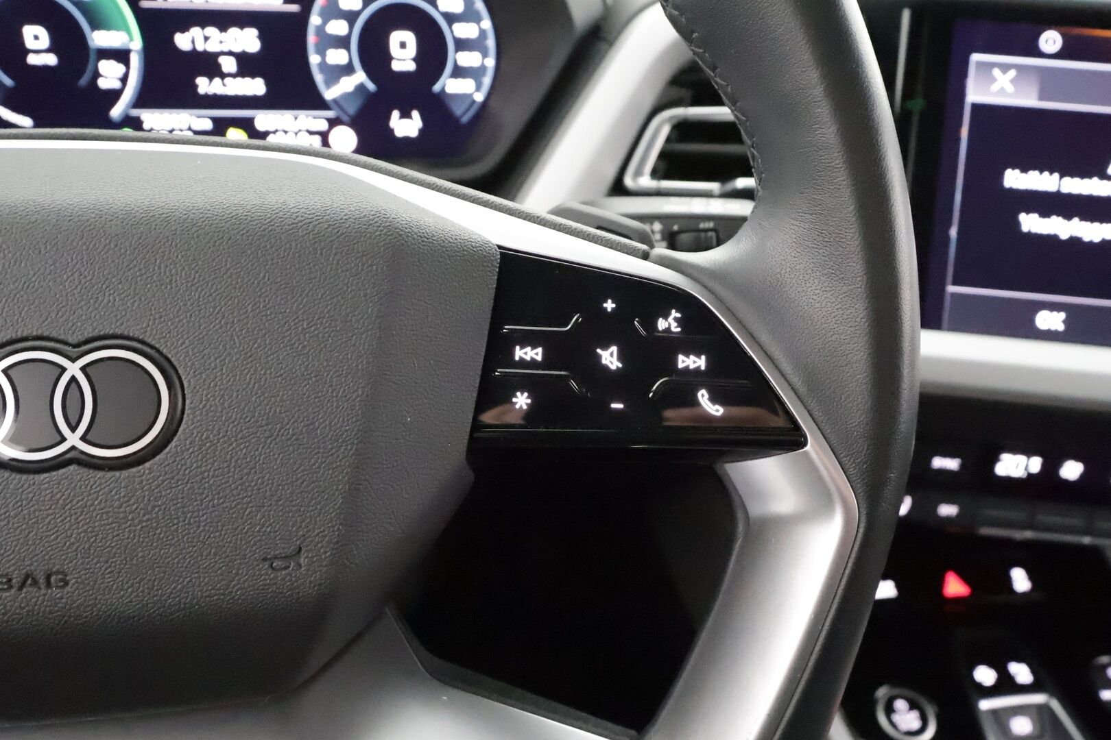 Audi Q4 e-tron 2023 35 e-tron - 1.Om Suomi-auto | Kahdet OEM vanteet  | Seuraava katsastus 04/2028 | ACC | ILP | Kamera | Sporttipenkit | LED | Apple&Android | 3-Alueinen ilmastointi