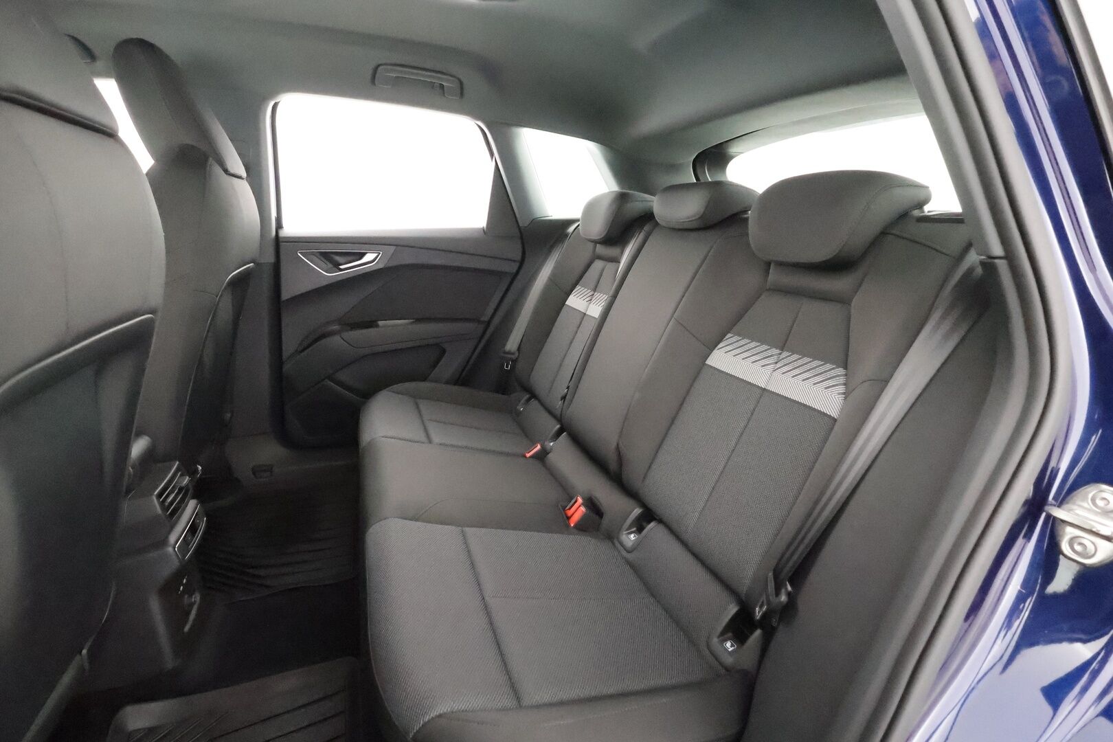 Audi Q4 e-tron 2023 35 e-tron - 1.Om Suomi-auto | Kahdet OEM vanteet  | Seuraava katsastus 04/2028 | ACC | ILP | Kamera | Sporttipenkit | LED | Apple&Android | 3-Alueinen ilmastointi