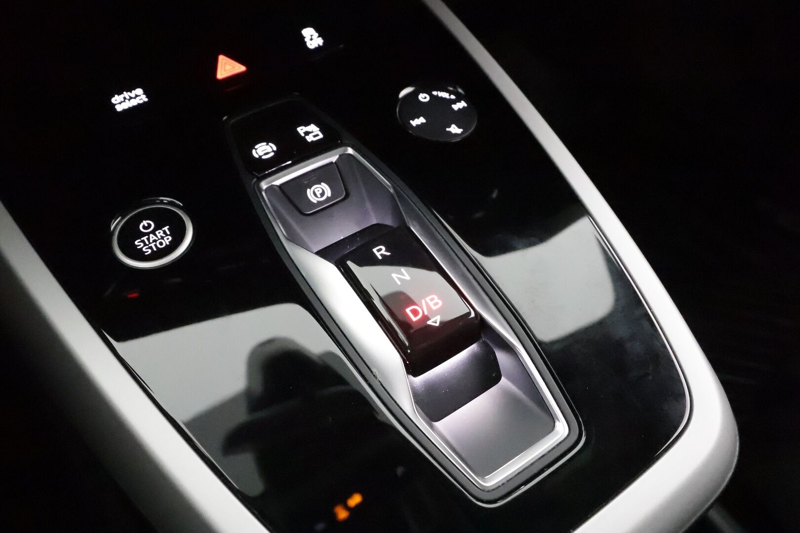 Audi Q4 e-tron 2023 35 e-tron - 1.Om Suomi-auto | Kahdet OEM vanteet  | Seuraava katsastus 04/2028 | ACC | ILP | Kamera | Sporttipenkit | LED | Apple&Android | 3-Alueinen ilmastointi