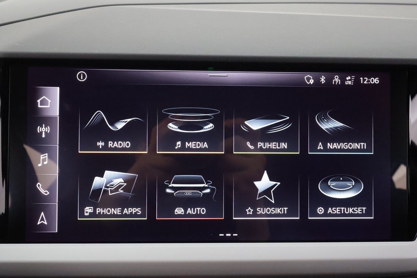 Audi Q4 e-tron 2023 35 e-tron - 1.Om Suomi-auto | Kahdet OEM vanteet  | Seuraava katsastus 04/2028 | ACC | ILP | Kamera | Sporttipenkit | LED | Apple&Android | 3-Alueinen ilmastointi