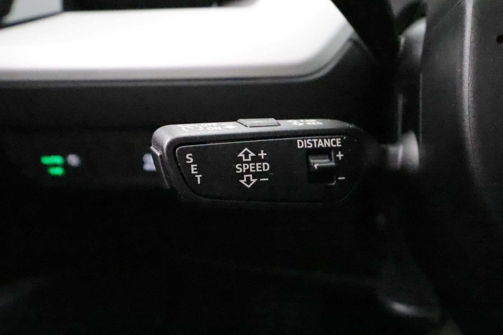 Audi Q4 e-tron 2023 35 e-tron - 1.Om Suomi-auto | Kahdet OEM vanteet  | Seuraava katsastus 04/2028 | ACC | ILP | Kamera | Sporttipenkit | LED | Apple&Android | 3-Alueinen ilmastointi
