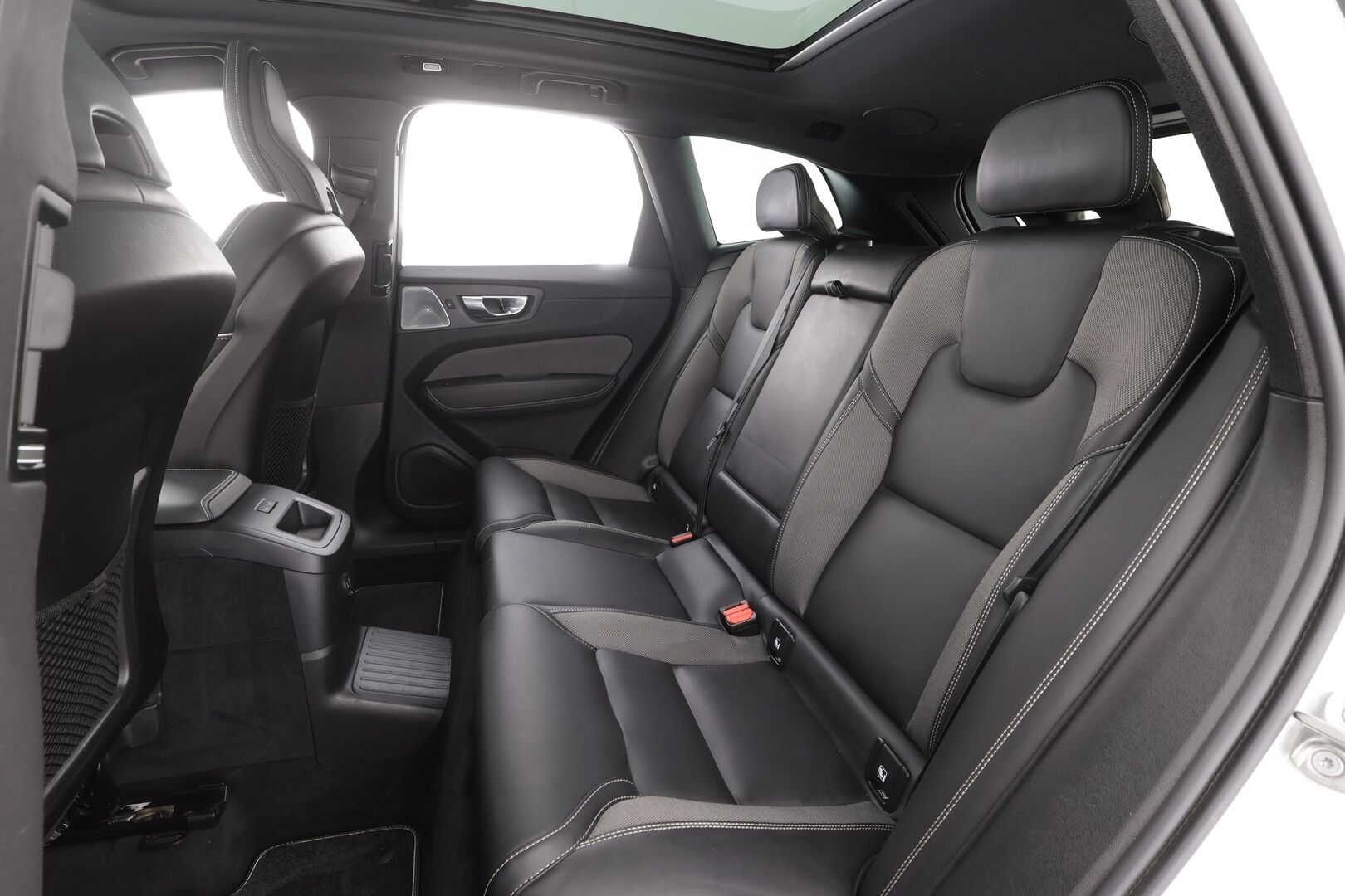 Volvo XC60 2023 T8 AWD Long Range High Performance Plus Dark aut - B&W | 360° | Koukku | Panorama | Webasto | BLIS | Pilot Assist | Sporttipenkit muistilla | ACC | Merkkihuollot | 