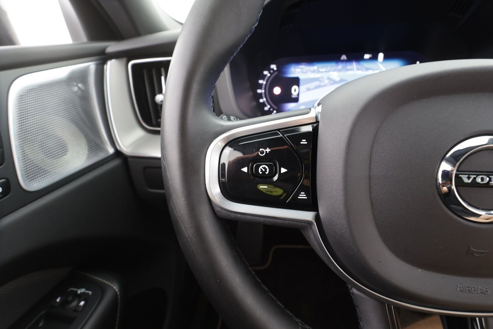 Volvo XC60 2023 T8 AWD Long Range High Performance Plus Dark aut - B&W | 360° | Koukku | Panorama | Webasto | BLIS | Pilot Assist | Sporttipenkit muistilla | ACC | Merkkihuollot | 