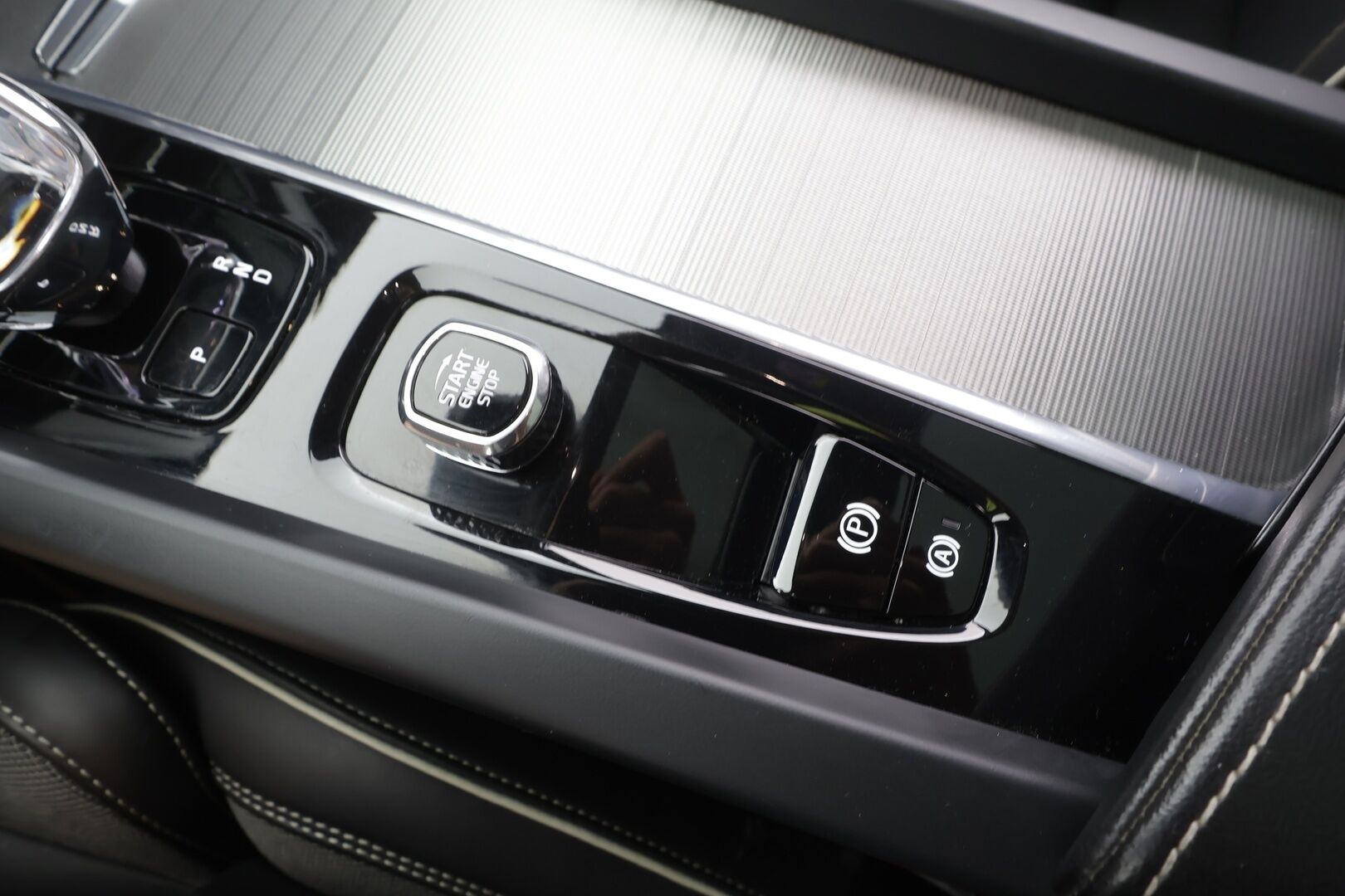 Volvo XC60 2023 T8 AWD Long Range High Performance Plus Dark aut - B&W | 360° | Koukku | Panorama | Webasto | BLIS | Pilot Assist | Sporttipenkit muistilla | ACC | Merkkihuollot | 