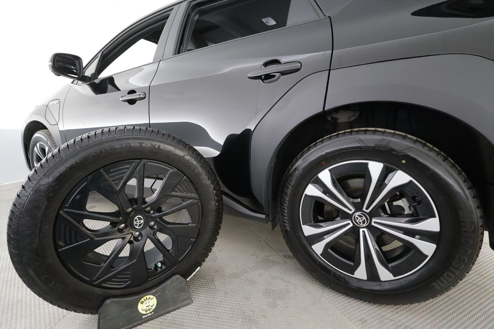 Toyota bZ4X 2022 Style AWD - Lämpöpumppu | JBL Audio | Adapt.Vakkari | Puolinahat Sähkösäädöin | LED | Navi | Keyless | Merkkihuollot | Huippuvarusteet!