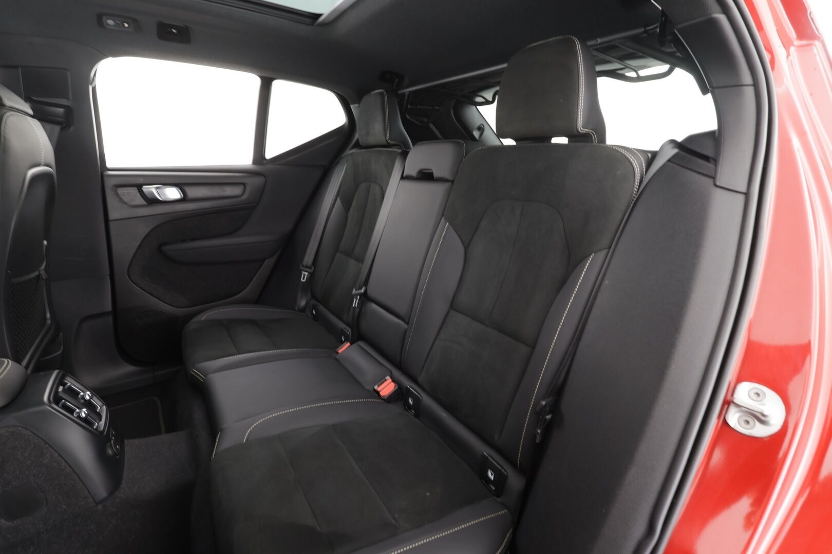 Volvo XC40 2023 T5 TwE Ultimate Dark aut * ACC / Panorama / H&K / 360° / LED / Navi / Koukku / Muistipenkki / BLIS / KeylessGo * - 1.Om Suomi-auto / Kahdet renkaat aluvanteilla / Merkkihuollettu