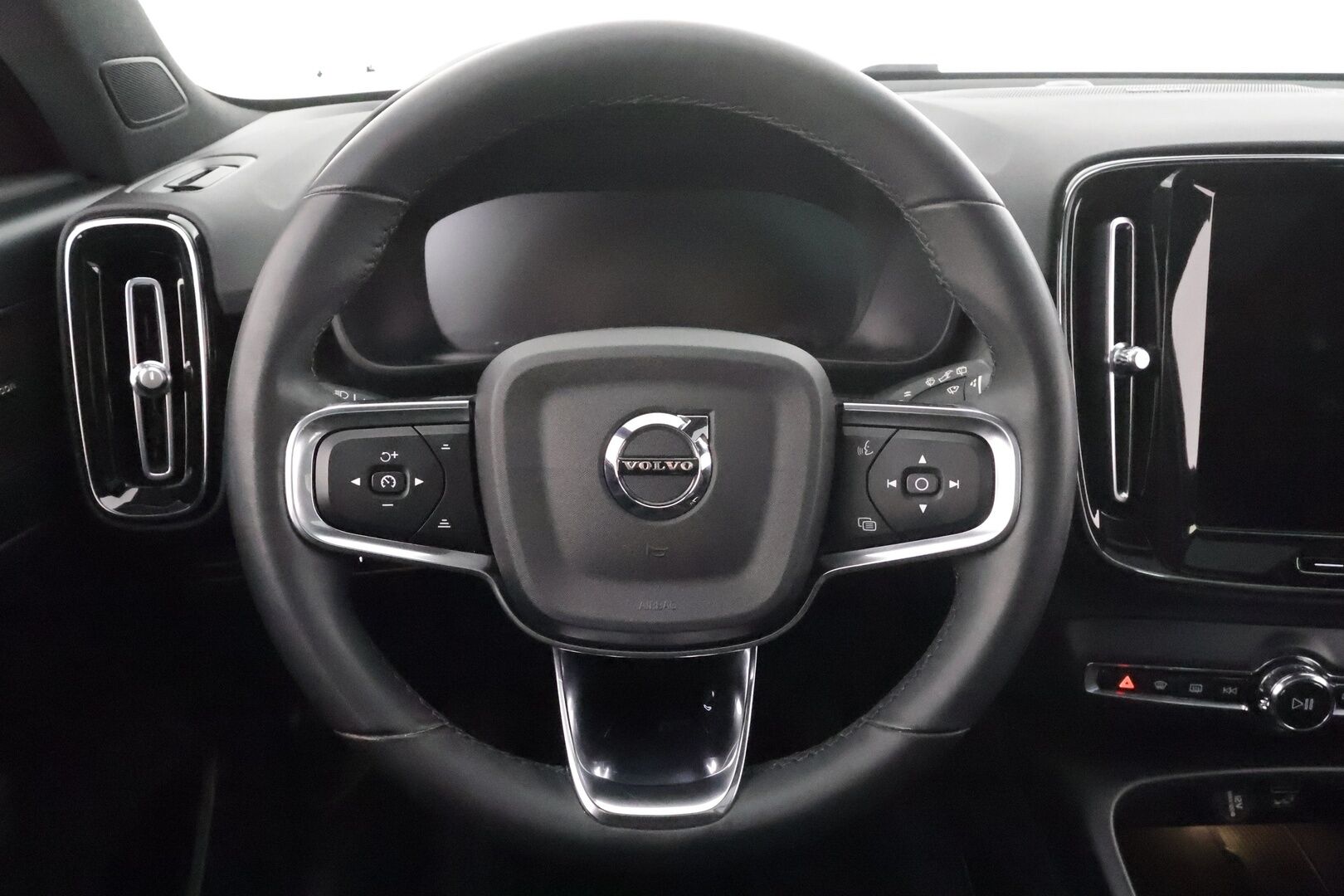 Volvo XC40 2023 T5 TwE Ultimate Dark aut * ACC / Panorama / H&K / 360° / LED / Navi / Koukku / Muistipenkki / BLIS / KeylessGo * - 1.Om Suomi-auto / Kahdet renkaat aluvanteilla / Merkkihuollettu