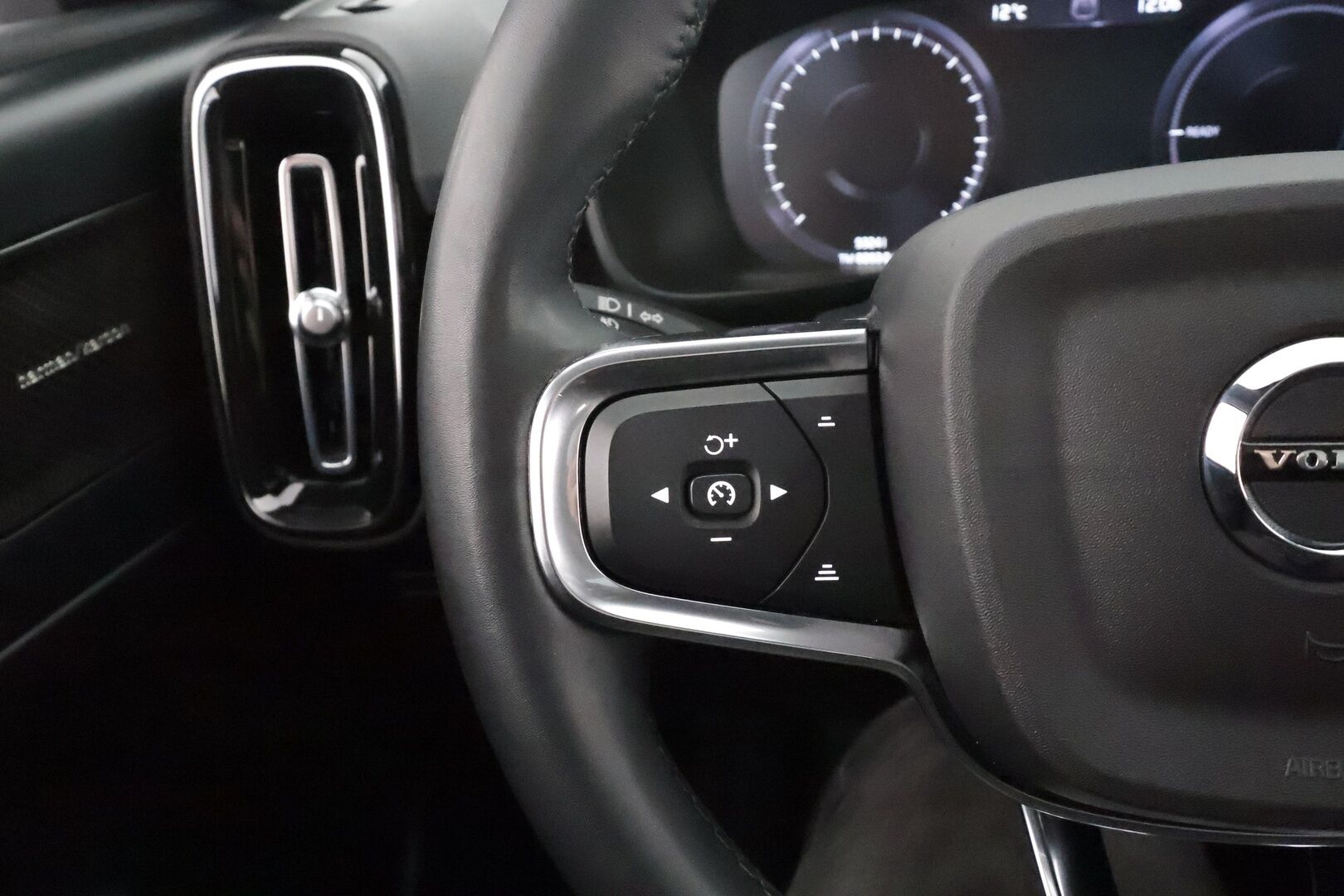 Volvo XC40 2023 T5 TwE Ultimate Dark aut * ACC / Panorama / H&K / 360° / LED / Navi / Koukku / Muistipenkki / BLIS / KeylessGo * - 1.Om Suomi-auto / Kahdet renkaat aluvanteilla / Merkkihuollettu