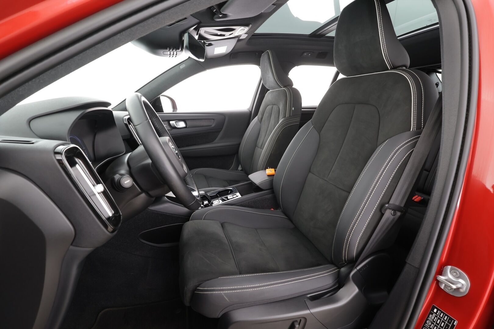 Volvo XC40 2023 T5 TwE Ultimate Dark aut * ACC / Panorama / H&K / 360° / LED / Navi / Koukku / Muistipenkki / BLIS / KeylessGo * - 1.Om Suomi-auto / Kahdet renkaat aluvanteilla / Merkkihuollettu