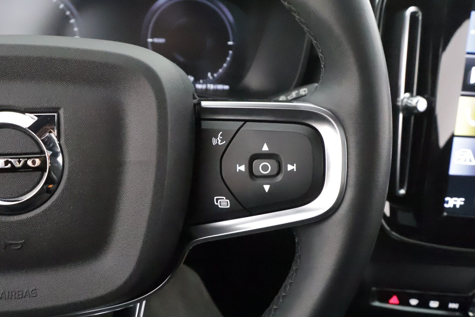 Volvo XC40 2023 T5 TwE Ultimate Dark aut * ACC / Panorama / H&K / 360° / LED / Navi / Koukku / Muistipenkki / BLIS / KeylessGo * - 1.Om Suomi-auto / Kahdet renkaat aluvanteilla / Merkkihuollettu