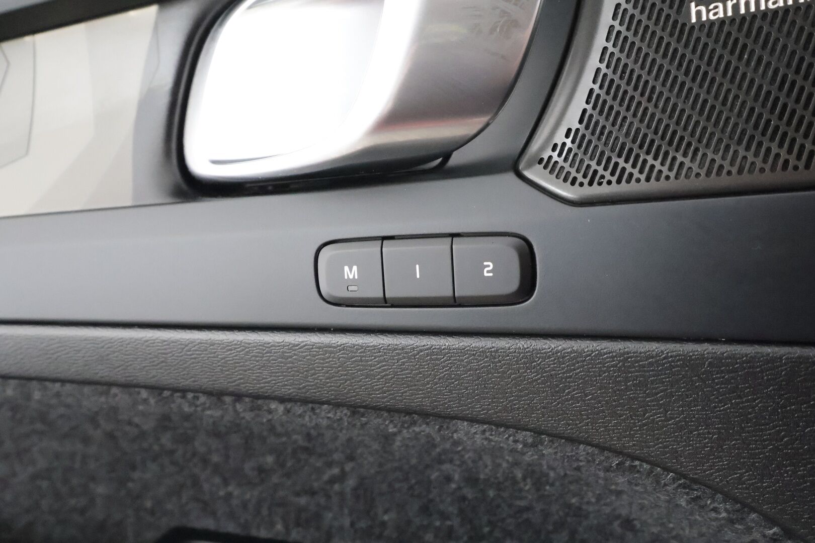 Volvo XC40 2023 T5 TwE Ultimate Dark aut * ACC / Panorama / H&K / 360° / LED / Navi / Koukku / Muistipenkki / BLIS / KeylessGo * - 1.Om Suomi-auto / Kahdet renkaat aluvanteilla / Merkkihuollettu