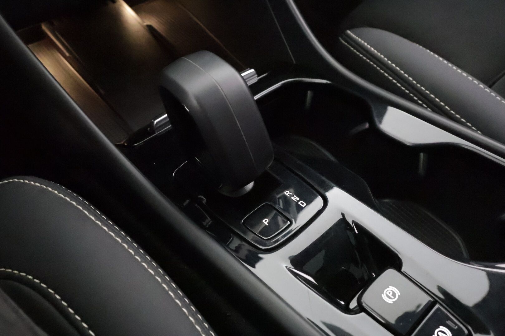 Volvo XC40 2023 T5 TwE Ultimate Dark aut * ACC / Panorama / H&K / 360° / LED / Navi / Koukku / Muistipenkki / BLIS / KeylessGo * - 1.Om Suomi-auto / Kahdet renkaat aluvanteilla / Merkkihuollettu