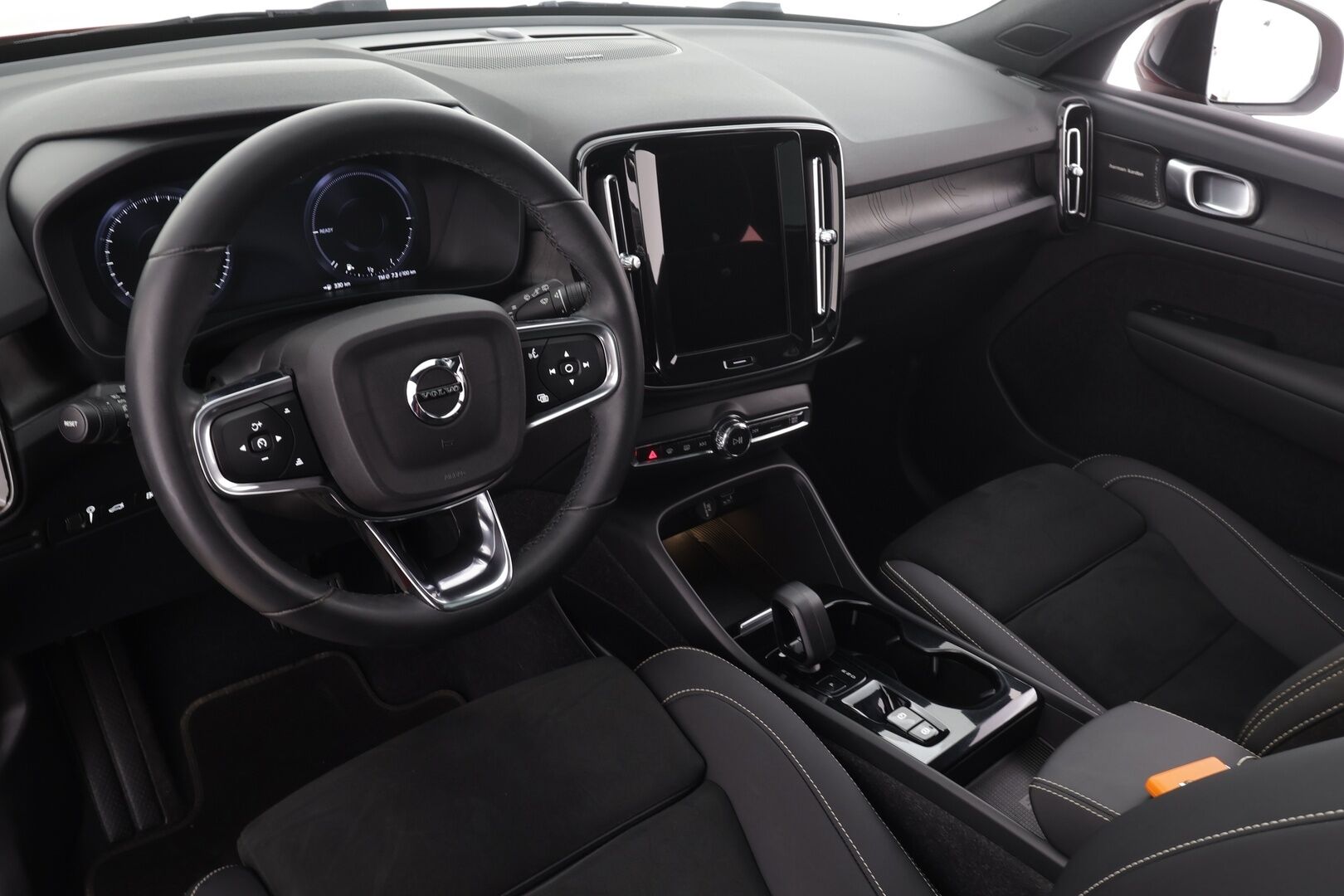 Volvo XC40 2023 T5 TwE Ultimate Dark aut * ACC / Panorama / H&K / 360° / LED / Navi / Koukku / Muistipenkki / BLIS / KeylessGo * - 1.Om Suomi-auto / Kahdet renkaat aluvanteilla / Merkkihuollettu