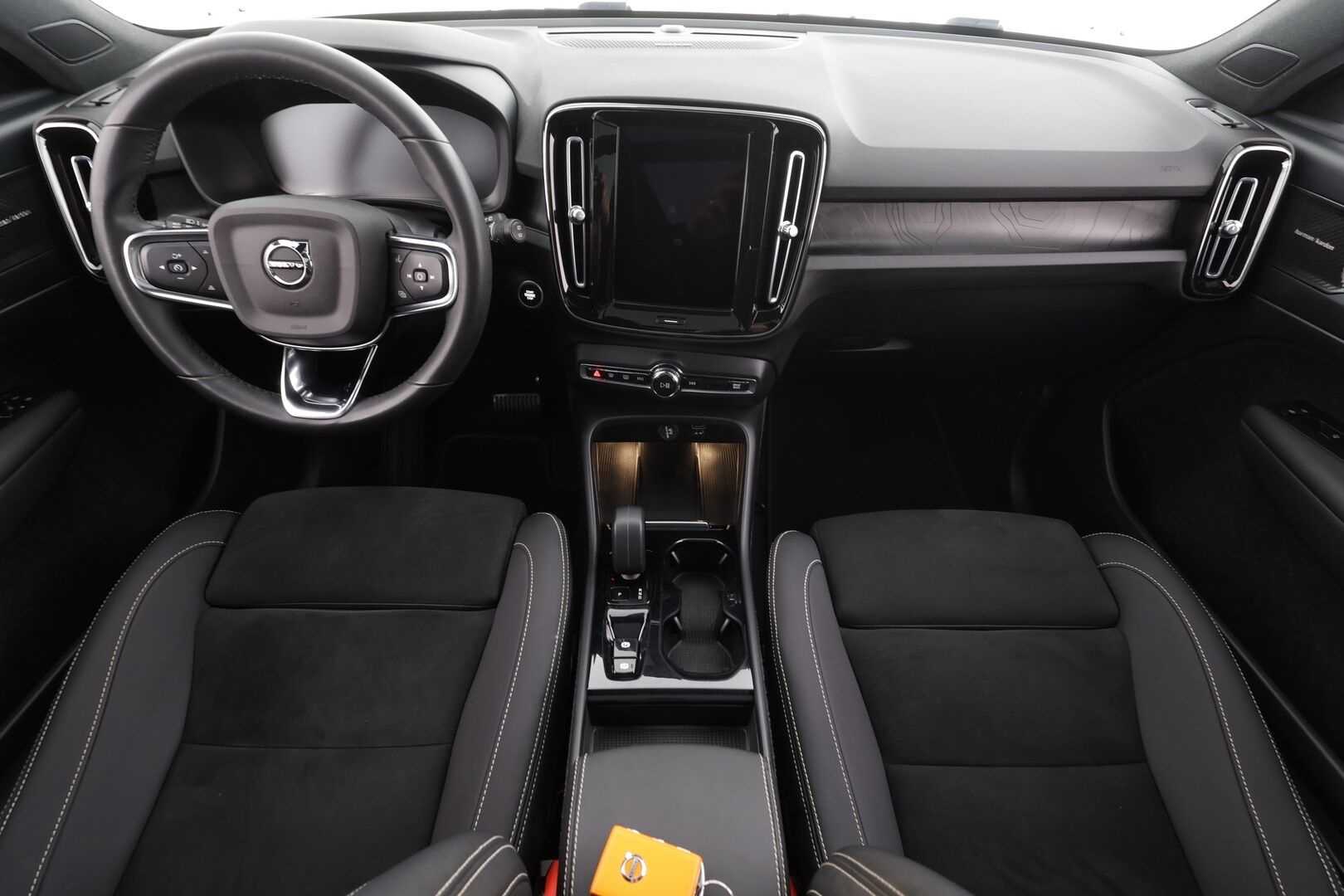 Volvo XC40 2023 T5 TwE Ultimate Dark aut * ACC / Panorama / H&K / 360° / LED / Navi / Koukku / Muistipenkki / BLIS / KeylessGo * - 1.Om Suomi-auto / Kahdet renkaat aluvanteilla / Merkkihuollettu