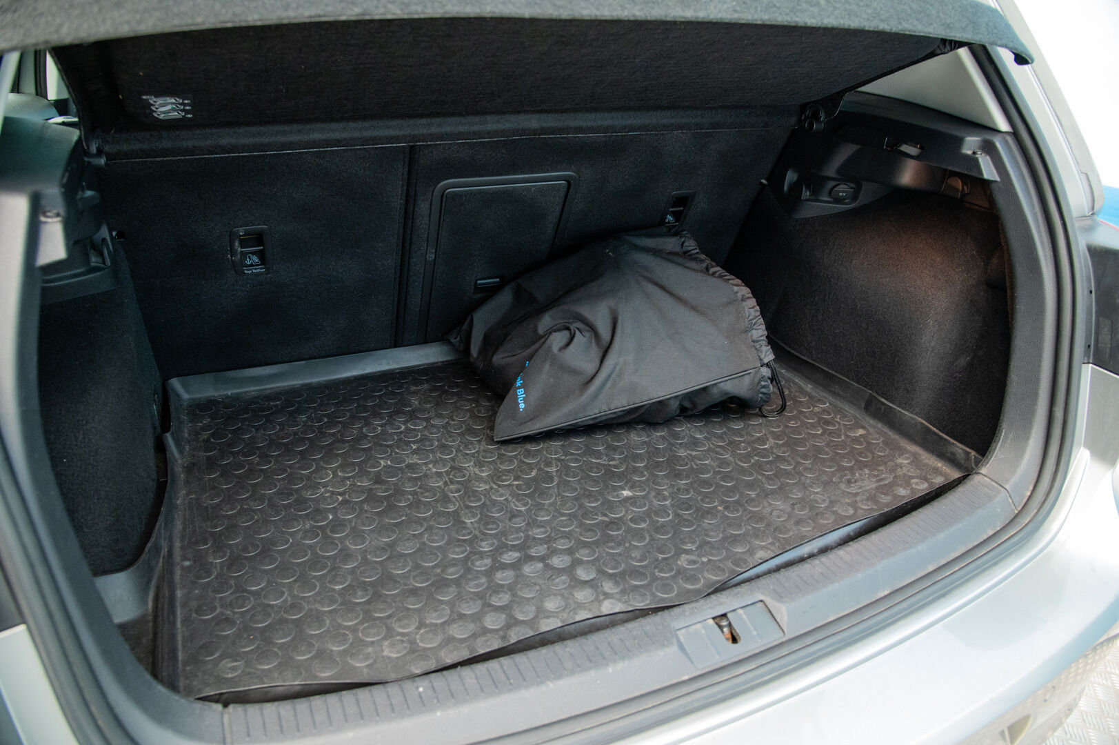 VOLKSWAGEN E-GOLF 2015 e-Golf 85kW / Vakkari / Navi / P. Tutkat /  LED / - Keyless / 2x Vanteet&Renkaat