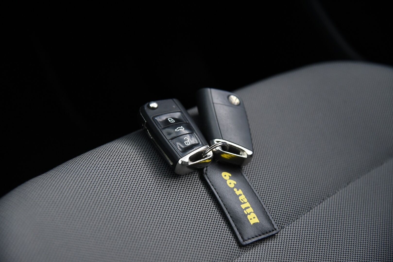 VOLKSWAGEN E-GOLF 2015 e-Golf 85kW / Vakkari / Navi / P. Tutkat /  LED / - Keyless / 2x Vanteet&Renkaat