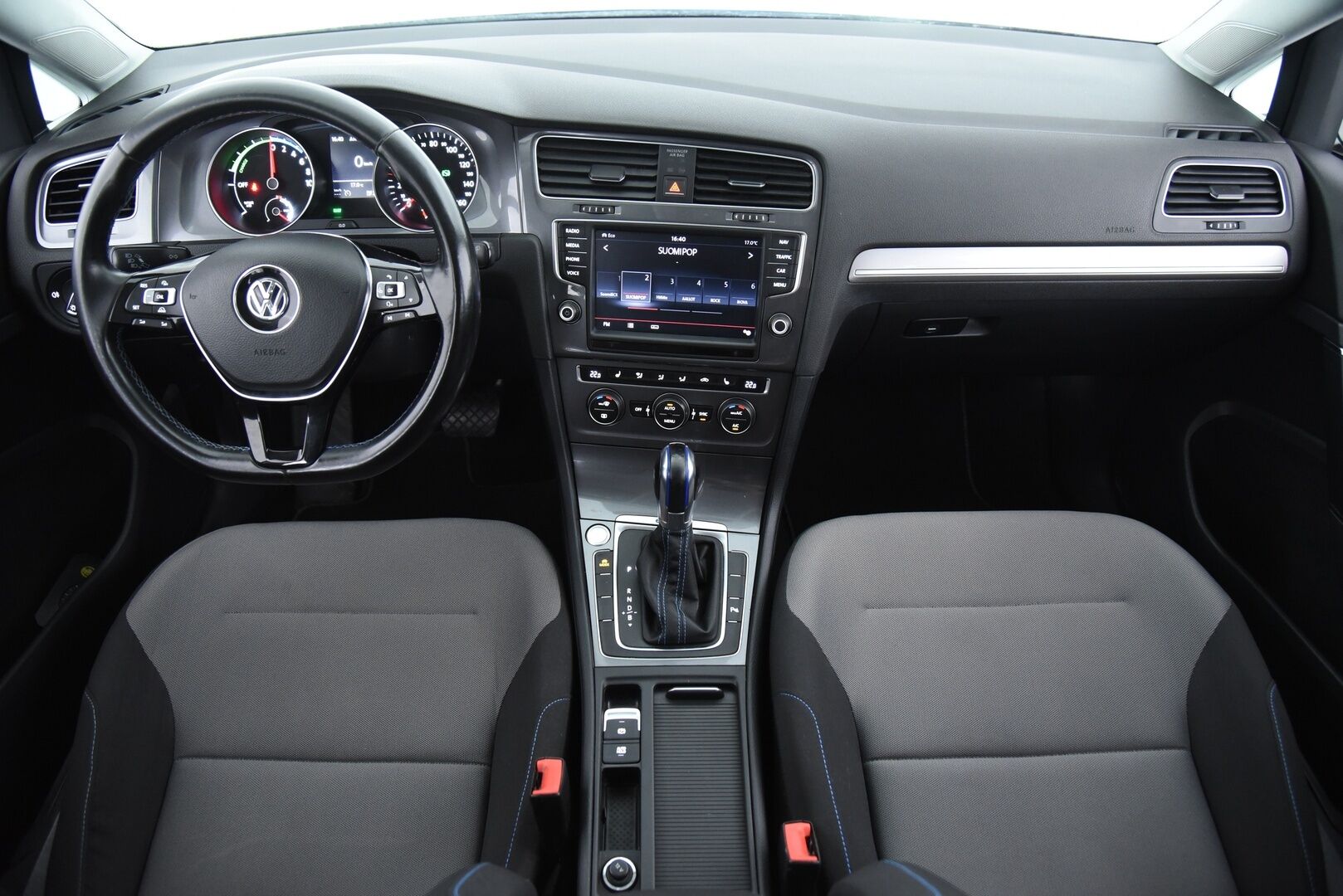 VOLKSWAGEN E-GOLF 2015 e-Golf 85kW / Vakkari / Navi / P. Tutkat /  LED / - Keyless / 2x Vanteet&Renkaat