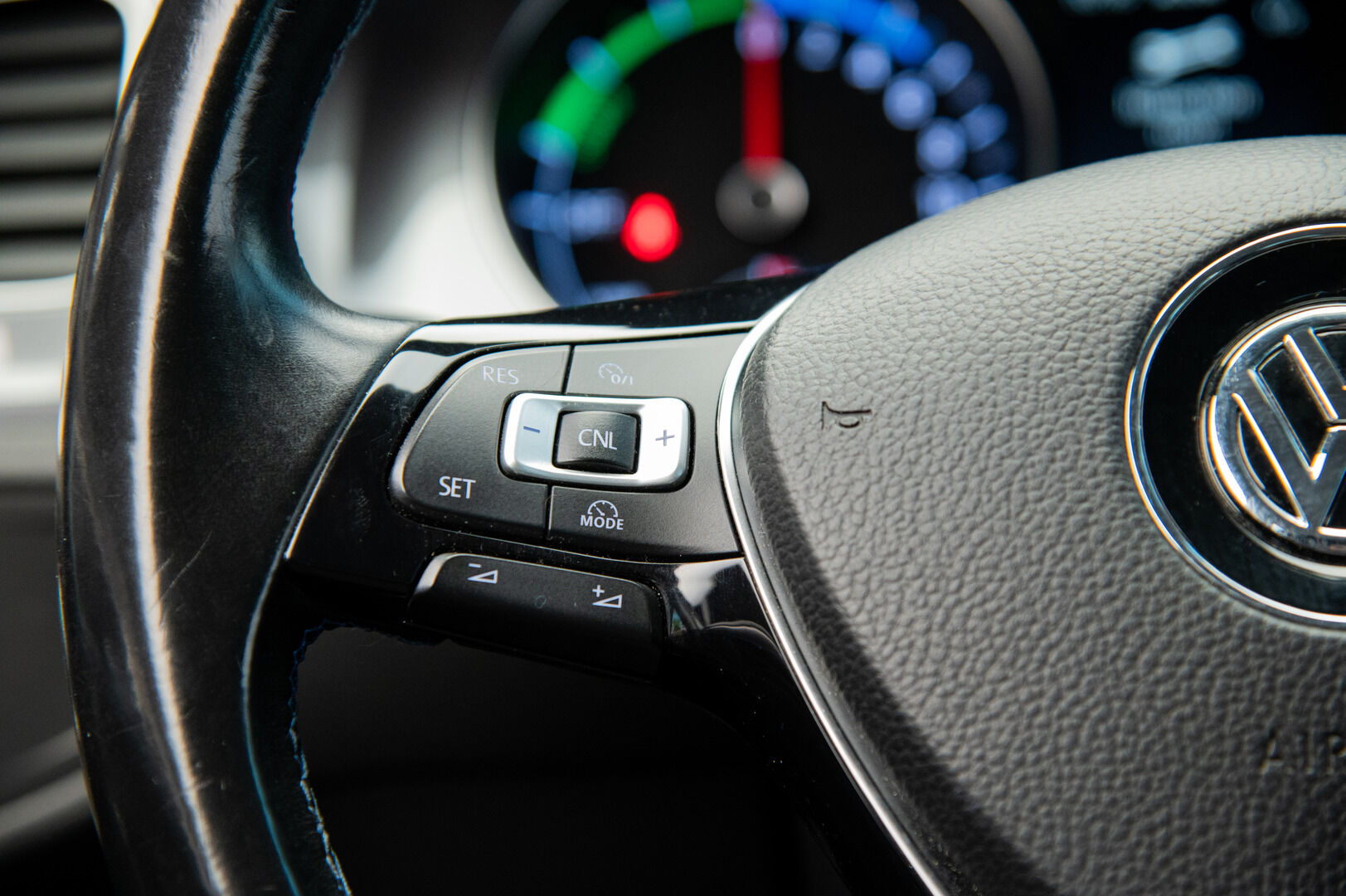 VOLKSWAGEN E-GOLF 2015 e-Golf 85kW / Vakkari / Navi / P. Tutkat /  LED / - Keyless / 2x Vanteet&Renkaat