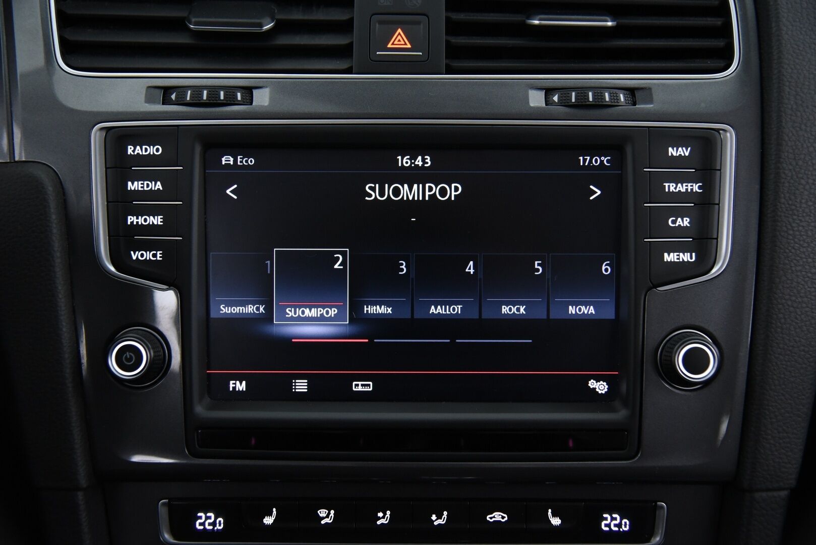 VOLKSWAGEN E-GOLF 2015 e-Golf 85kW / Vakkari / Navi / P. Tutkat /  LED / - Keyless / 2x Vanteet&Renkaat
