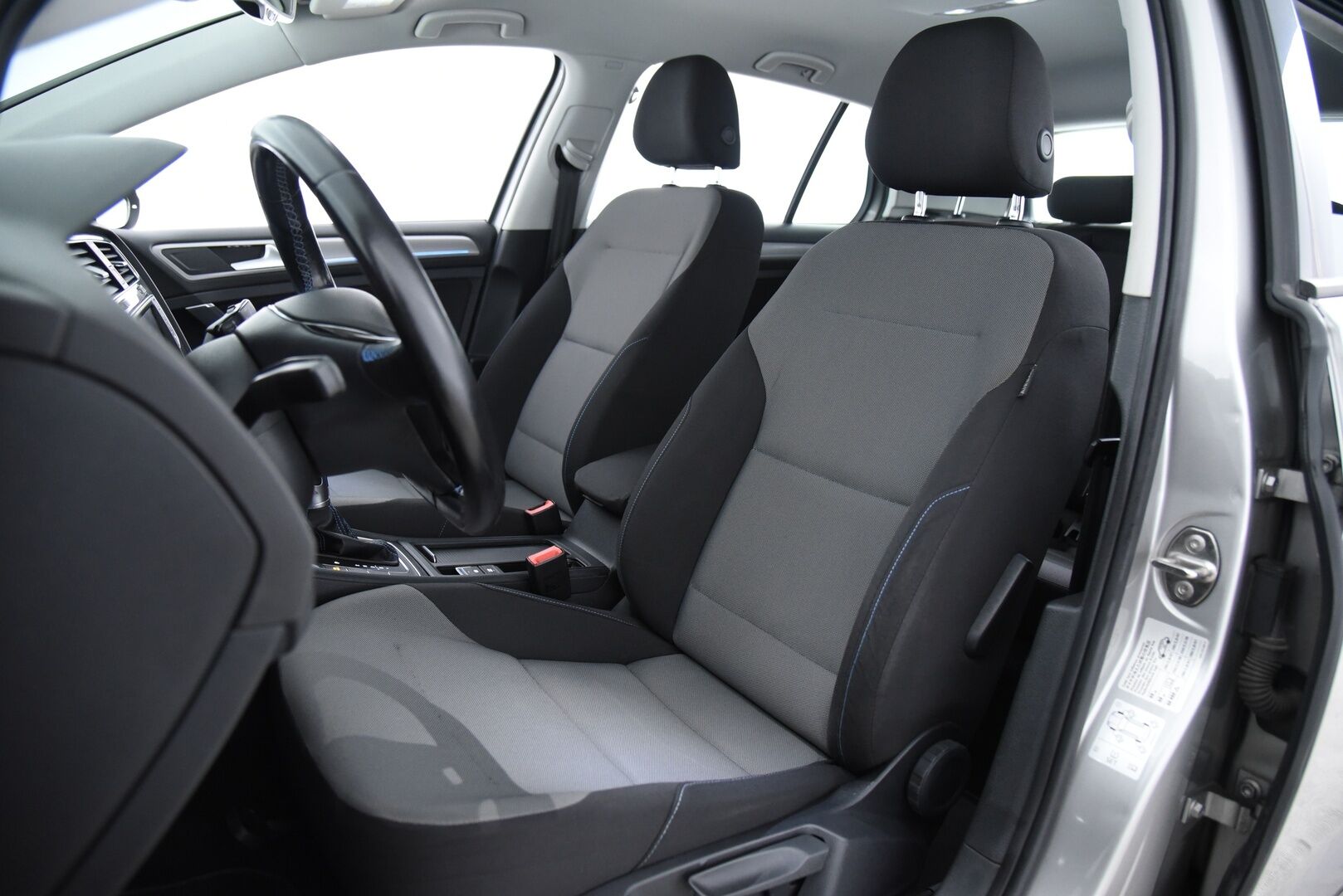 VOLKSWAGEN E-GOLF 2015 e-Golf 85kW / Vakkari / Navi / P. Tutkat /  LED / - Keyless / 2x Vanteet&Renkaat