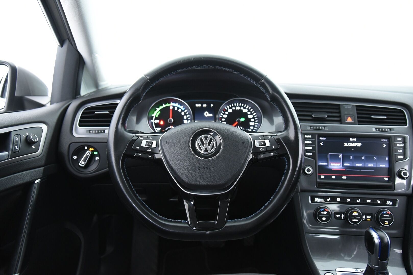 VOLKSWAGEN E-GOLF 2015 e-Golf 85kW / Vakkari / Navi / P. Tutkat /  LED / - Keyless / 2x Vanteet&Renkaat