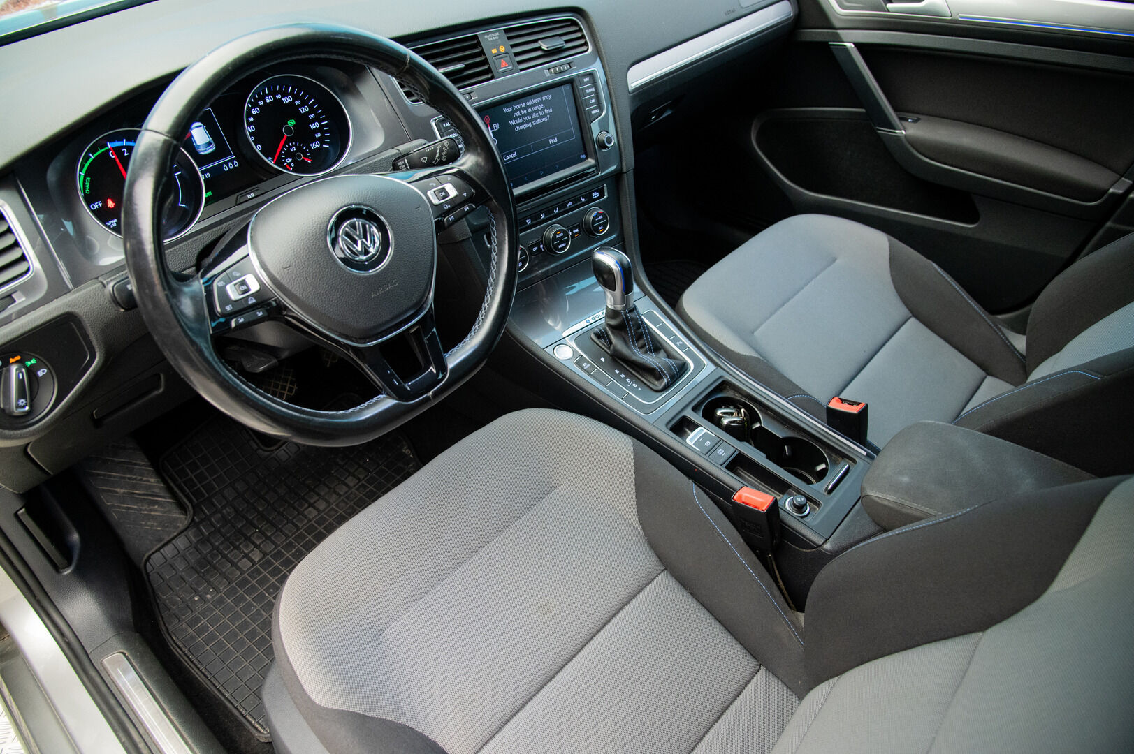 VOLKSWAGEN E-GOLF 2015 e-Golf 85kW / Vakkari / Navi / P. Tutkat /  LED / - Keyless / 2x Vanteet&Renkaat