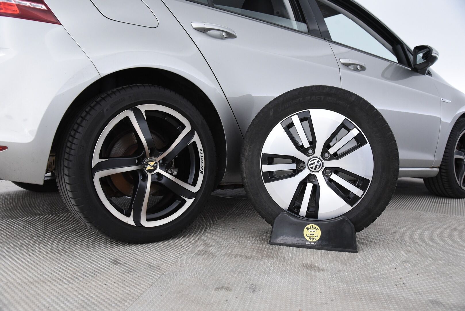VOLKSWAGEN E-GOLF 2015 e-Golf 85kW / Vakkari / Navi / P. Tutkat /  LED / - Keyless / 2x Vanteet&Renkaat