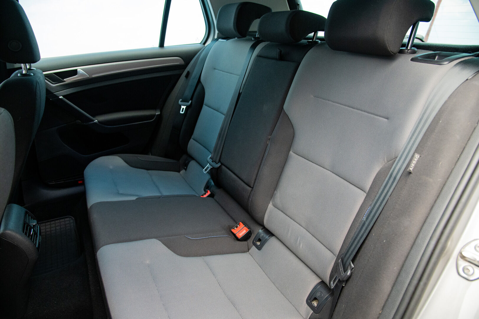 VOLKSWAGEN E-GOLF 2015 e-Golf 85kW / Vakkari / Navi / P. Tutkat /  LED / - Keyless / 2x Vanteet&Renkaat
