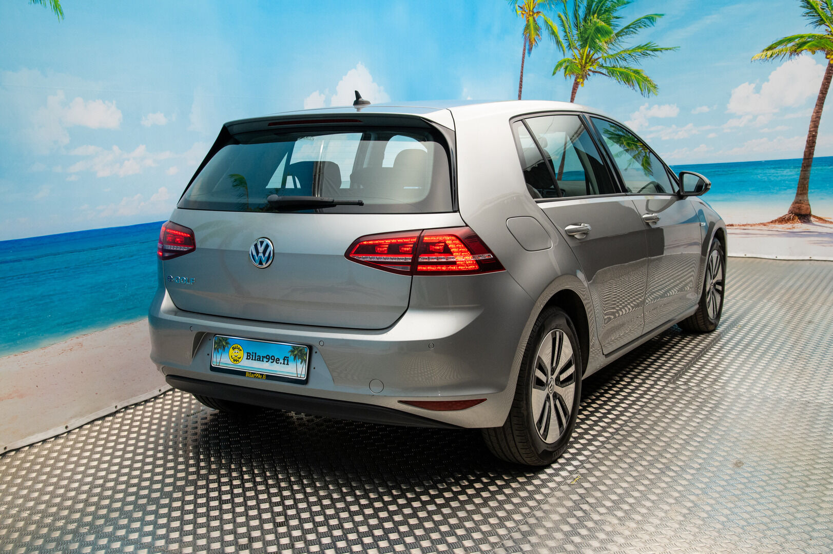 VOLKSWAGEN E-GOLF 2015 e-Golf 85kW / Vakkari / Navi / P. Tutkat /  LED / - Keyless / 2x Vanteet&Renkaat