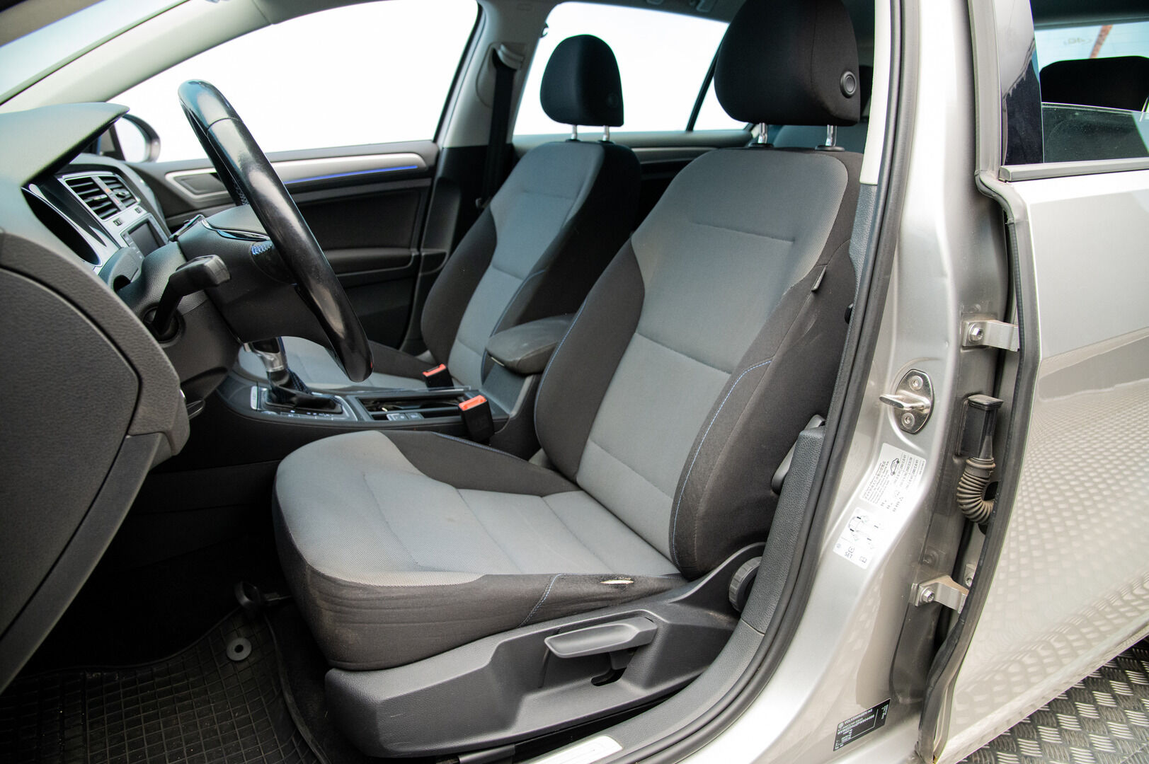 VOLKSWAGEN E-GOLF 2015 e-Golf 85kW / Vakkari / Navi / P. Tutkat /  LED / - Keyless / 2x Vanteet&Renkaat