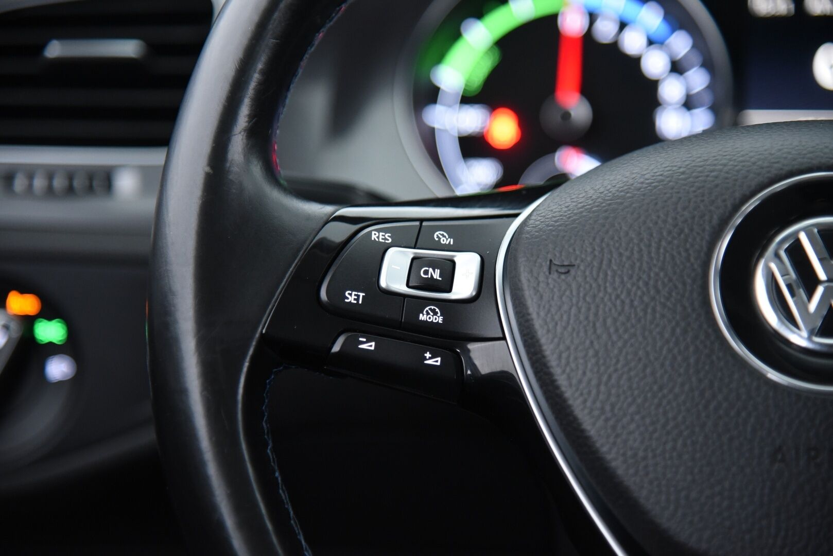VOLKSWAGEN E-GOLF 2015 e-Golf 85kW / Vakkari / Navi / P. Tutkat /  LED / - Keyless / 2x Vanteet&Renkaat