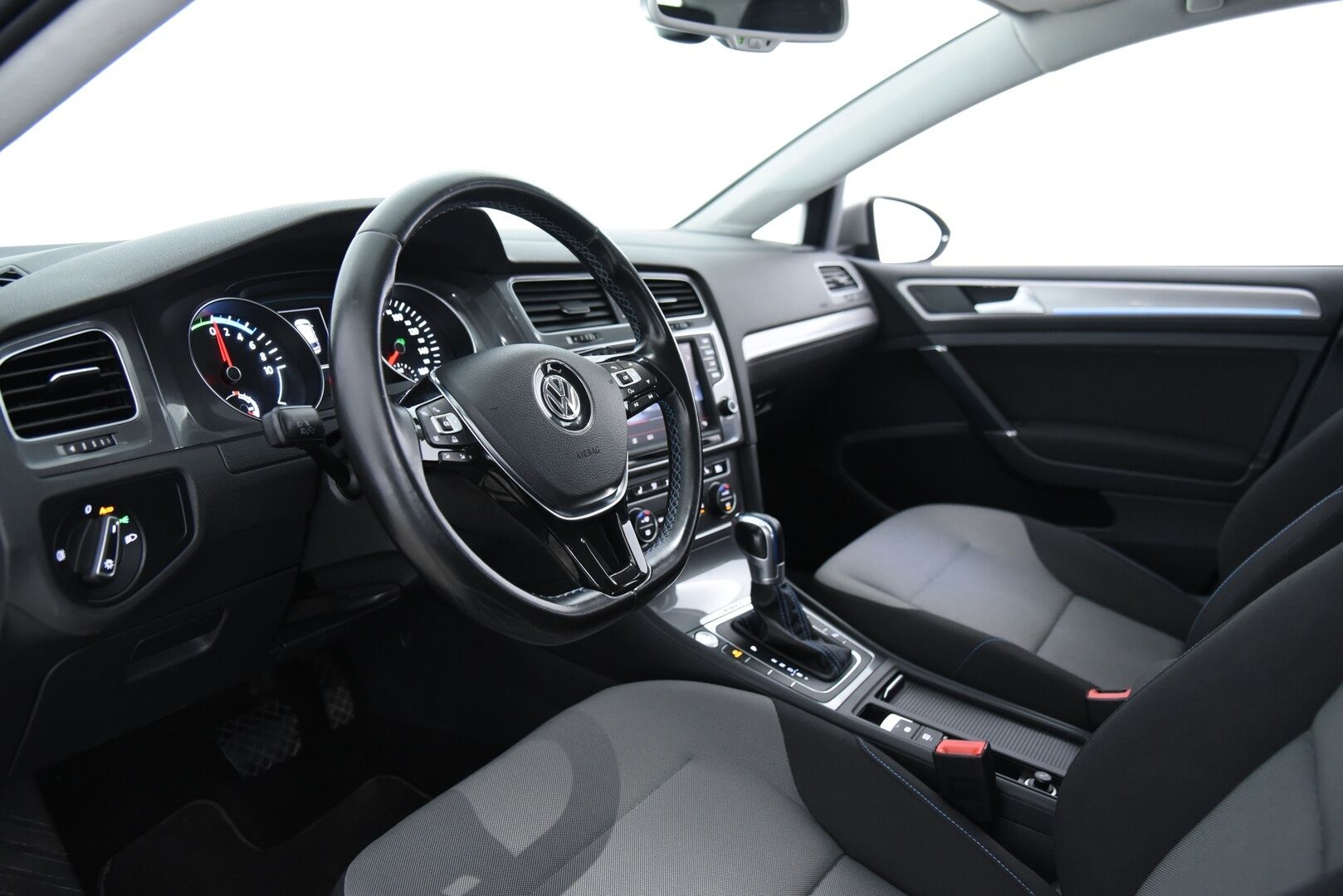 VOLKSWAGEN E-GOLF 2015 e-Golf 85kW / Vakkari / Navi / P. Tutkat /  LED / - Keyless / 2x Vanteet&Renkaat