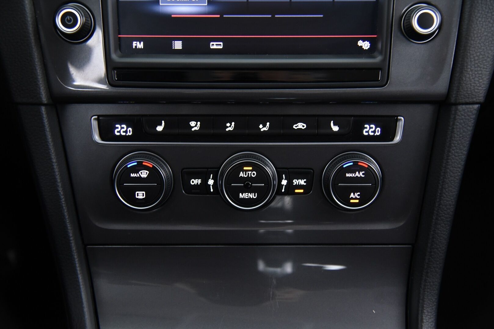 VOLKSWAGEN E-GOLF 2015 e-Golf 85kW / Vakkari / Navi / P. Tutkat /  LED / - Keyless / 2x Vanteet&Renkaat