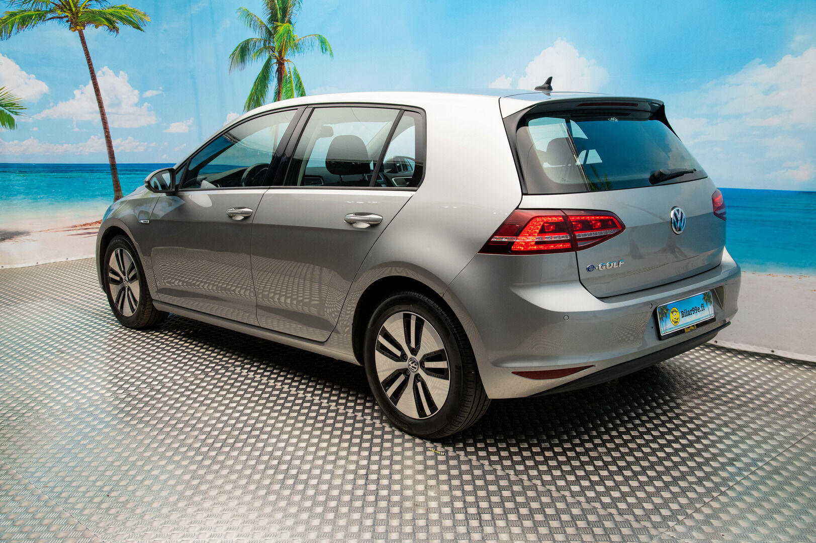VOLKSWAGEN E-GOLF 2015 e-Golf 85kW / Vakkari / Navi / P. Tutkat /  LED / - Keyless / 2x Vanteet&Renkaat