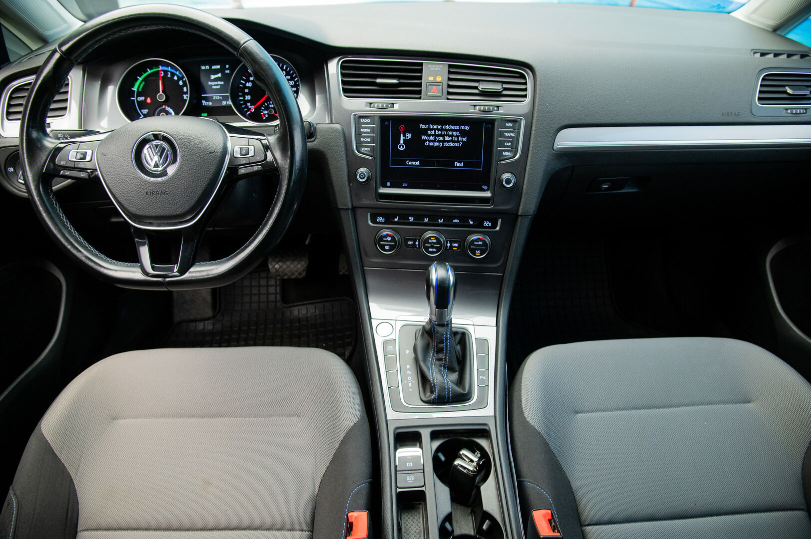 VOLKSWAGEN E-GOLF 2015 e-Golf 85kW / Vakkari / Navi / P. Tutkat /  LED / - Keyless / 2x Vanteet&Renkaat