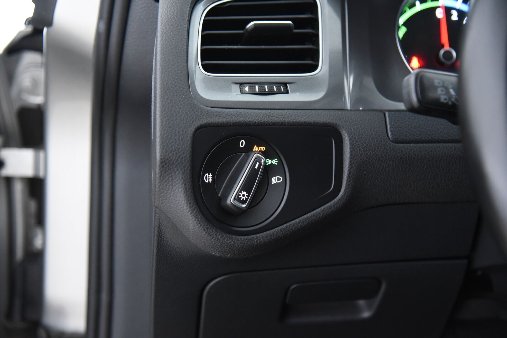 VOLKSWAGEN E-GOLF 2015 e-Golf 85kW / Vakkari / Navi / P. Tutkat /  LED / - Keyless / 2x Vanteet&Renkaat