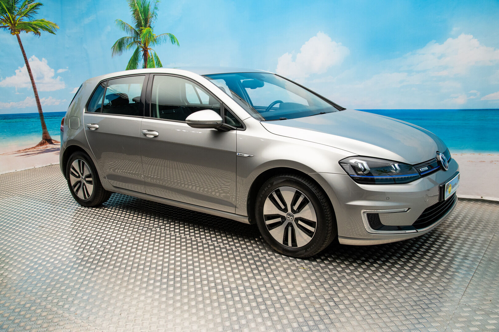 VOLKSWAGEN E-GOLF 2015 e-Golf 85kW / Vakkari / Navi / P. Tutkat /  LED / - Keyless / 2x Vanteet&Renkaat