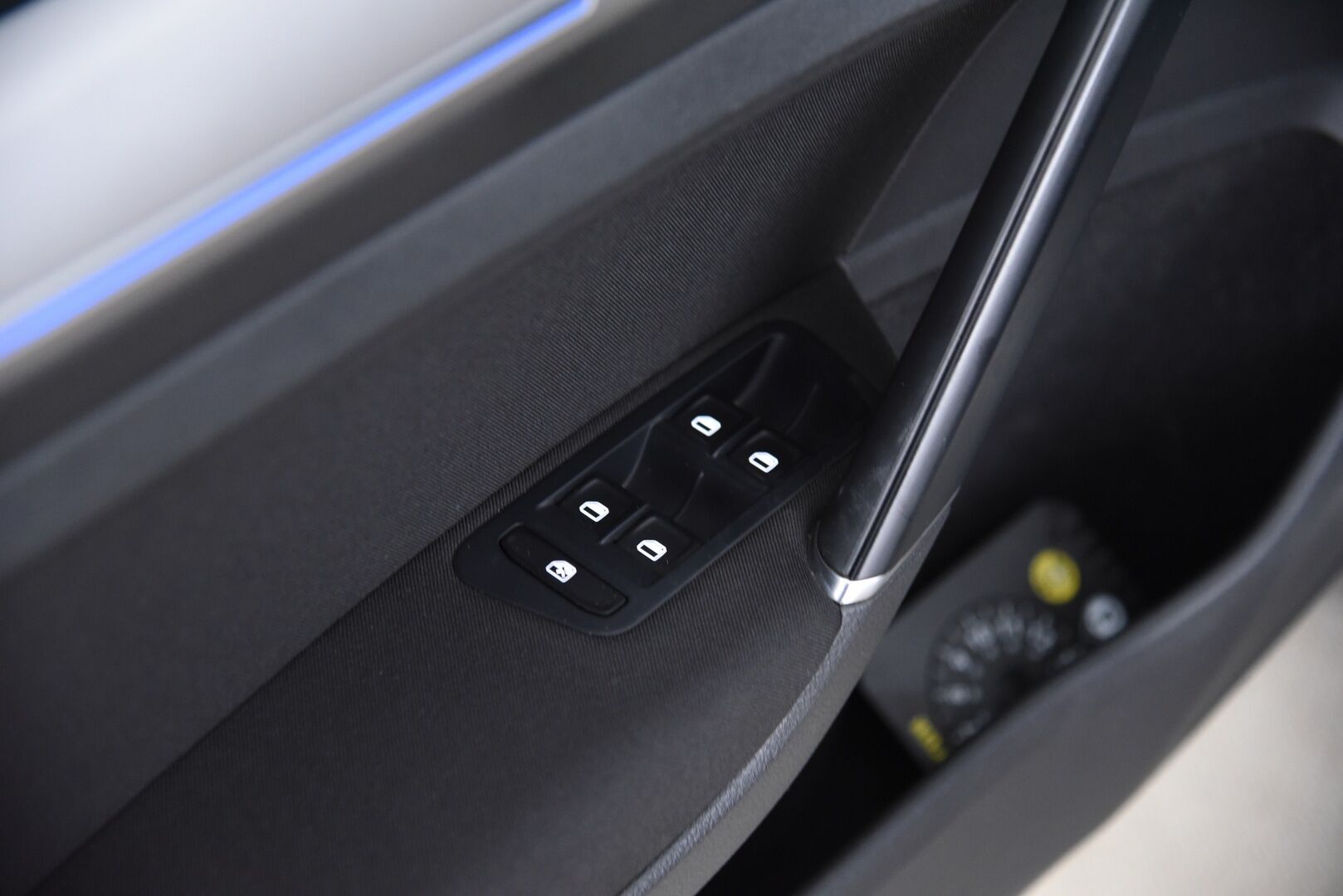 VOLKSWAGEN E-GOLF 2015 e-Golf 85kW / Vakkari / Navi / P. Tutkat /  LED / - Keyless / 2x Vanteet&Renkaat