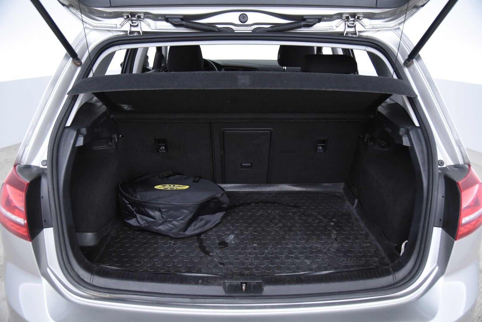 VOLKSWAGEN E-GOLF 2015 e-Golf 85kW / Vakkari / Navi / P. Tutkat /  LED / - Keyless / 2x Vanteet&Renkaat