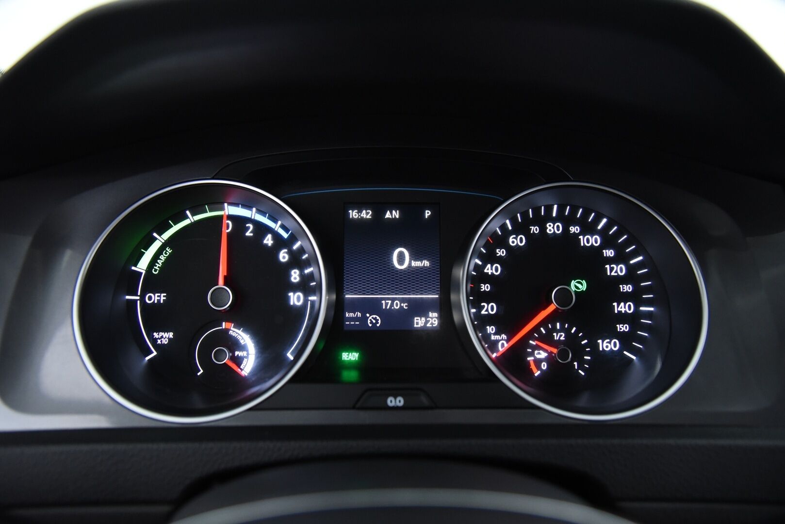 VOLKSWAGEN E-GOLF 2015 e-Golf 85kW / Vakkari / Navi / P. Tutkat /  LED / - Keyless / 2x Vanteet&Renkaat