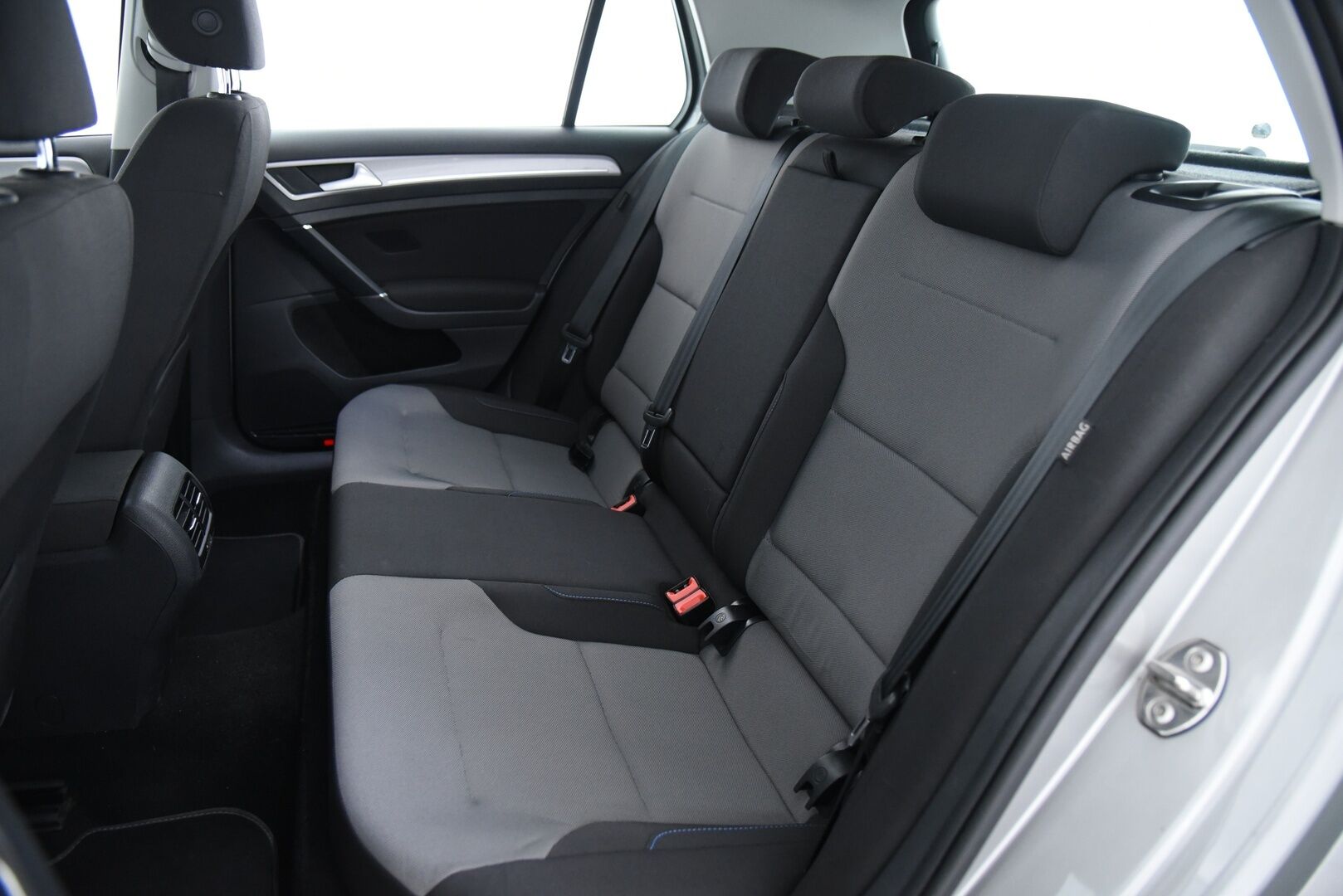 VOLKSWAGEN E-GOLF 2015 e-Golf 85kW / Vakkari / Navi / P. Tutkat /  LED / - Keyless / 2x Vanteet&Renkaat