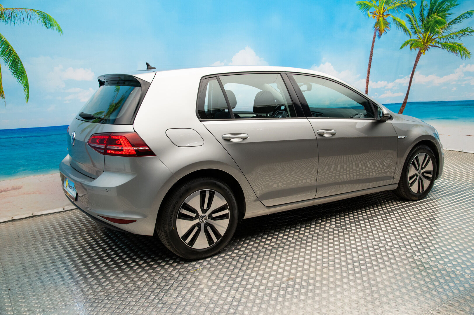 VOLKSWAGEN E-GOLF 2015 e-Golf 85kW / Vakkari / Navi / P. Tutkat /  LED / - Keyless / 2x Vanteet&Renkaat