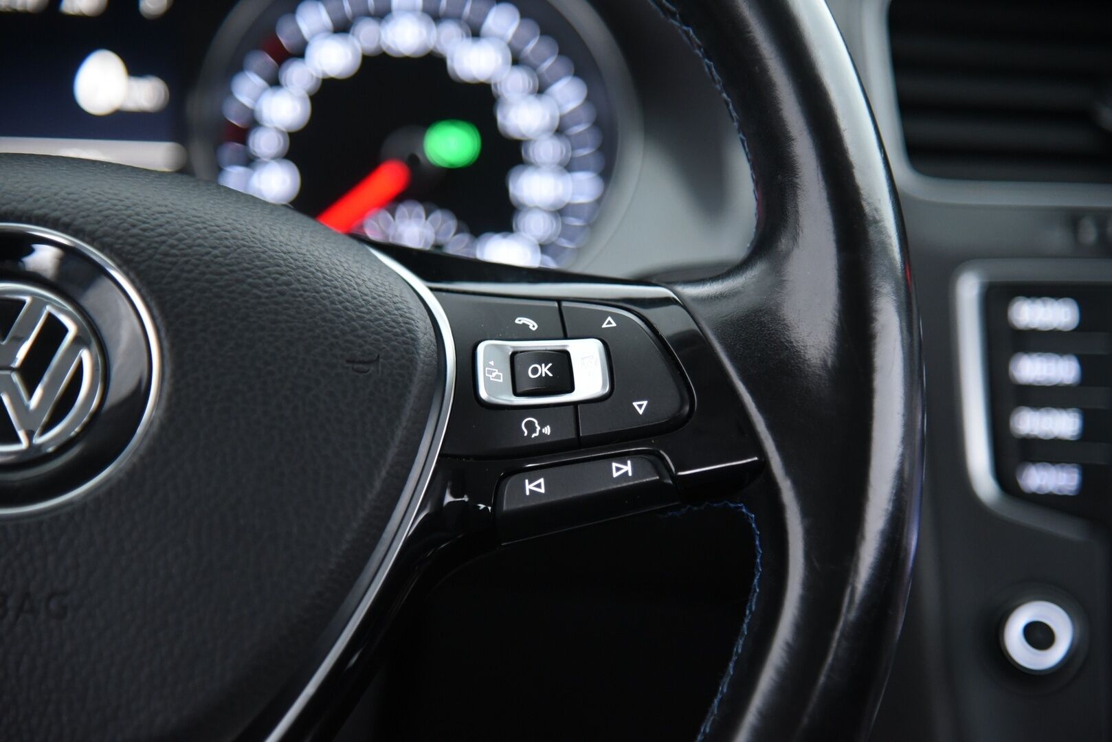 VOLKSWAGEN E-GOLF 2015 e-Golf 85kW / Vakkari / Navi / P. Tutkat /  LED / - Keyless / 2x Vanteet&Renkaat