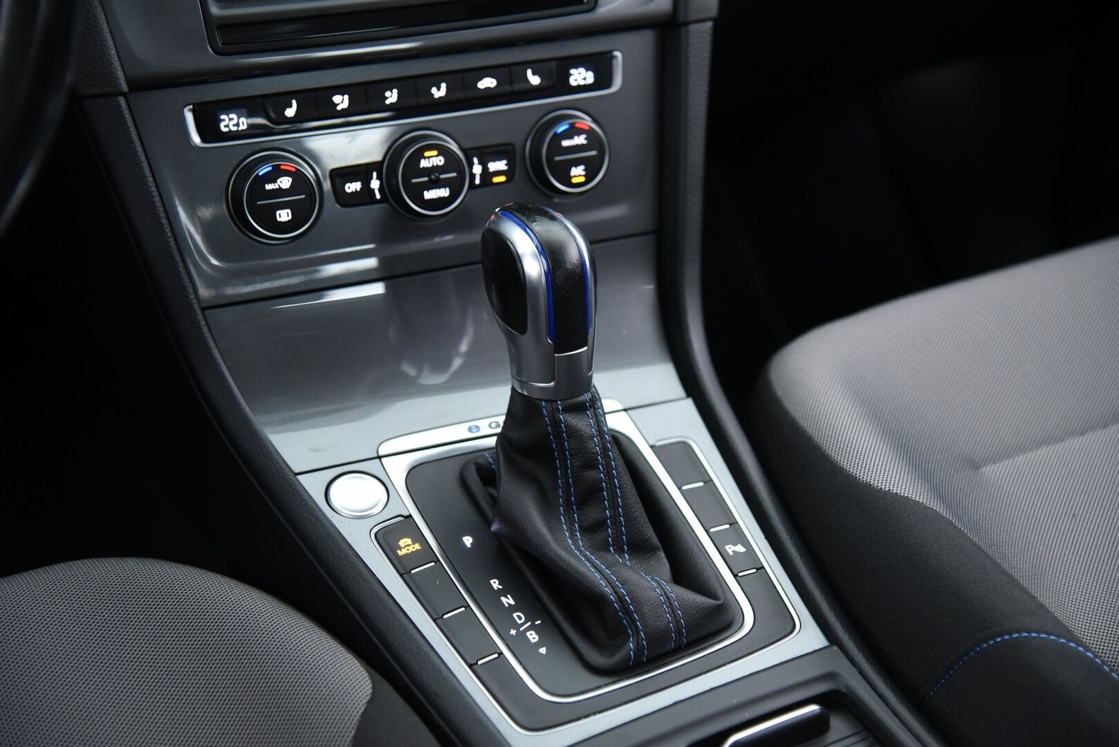 VOLKSWAGEN E-GOLF 2015 e-Golf 85kW / Vakkari / Navi / P. Tutkat /  LED / - Keyless / 2x Vanteet&Renkaat