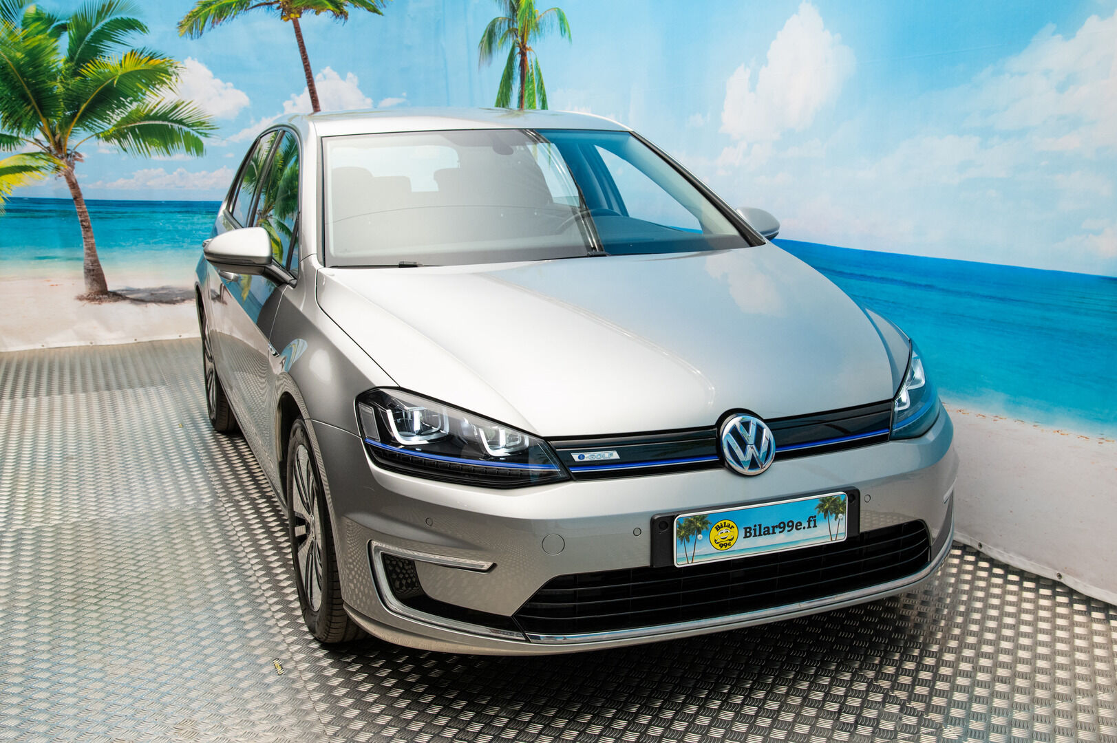VOLKSWAGEN E-GOLF 2015 e-Golf 85kW / Vakkari / Navi / P. Tutkat /  LED / - Keyless / 2x Vanteet&Renkaat