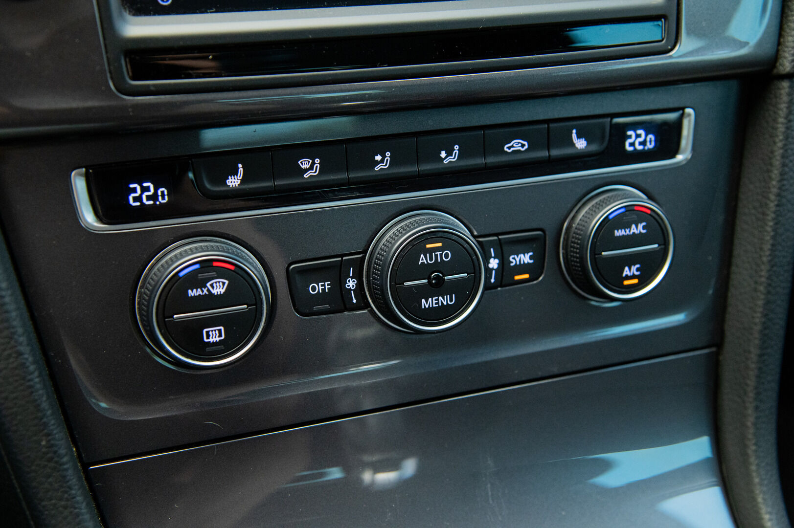 VOLKSWAGEN E-GOLF 2015 e-Golf 85kW / Vakkari / Navi / P. Tutkat /  LED / - Keyless / 2x Vanteet&Renkaat